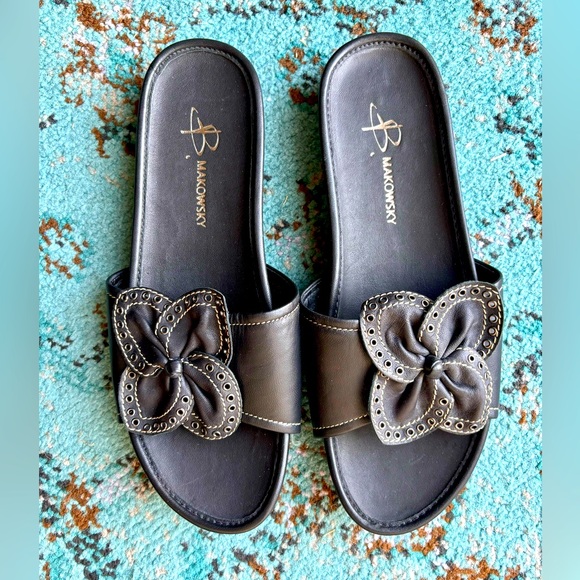 B MAKOWSKY Black Leather Womens Slip On Sandals size 9W Floral Design - Picture 3 of 7